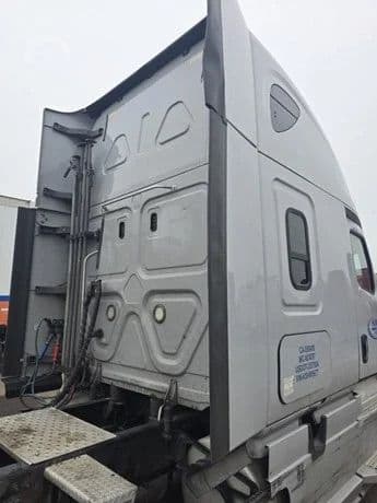 2019 Freightliner Cascadia 126 thumbnail 2