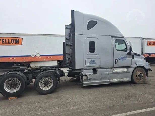 2019 Freightliner Cascadia 126 thumbnail 3