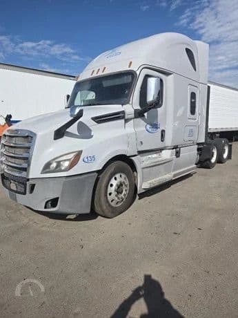 2019 Freightliner Cascadia 126 thumbnail 4