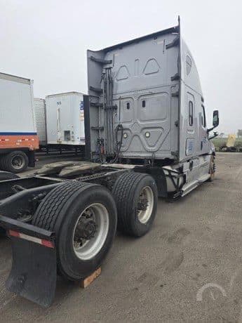 2019 Freightliner Cascadia 126 thumbnail 5