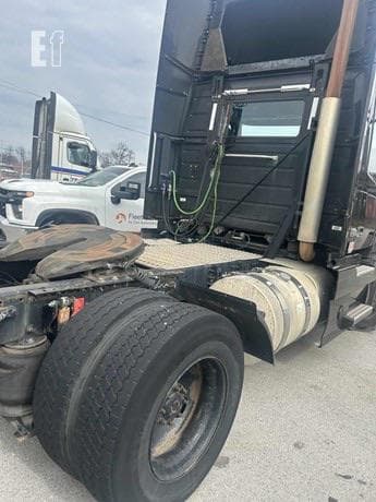 2016 Volvo VNL42T300 Day Cab thumbnail 2