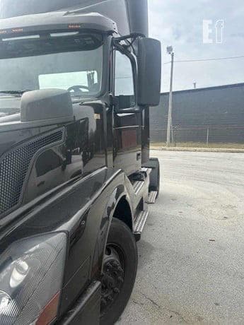 2016 Volvo VNL42T300 Day Cab thumbnail 3