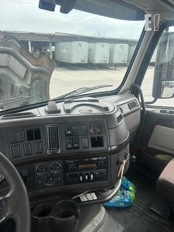 2016 Volvo VNL42T300 Day Cab thumbnail 6
