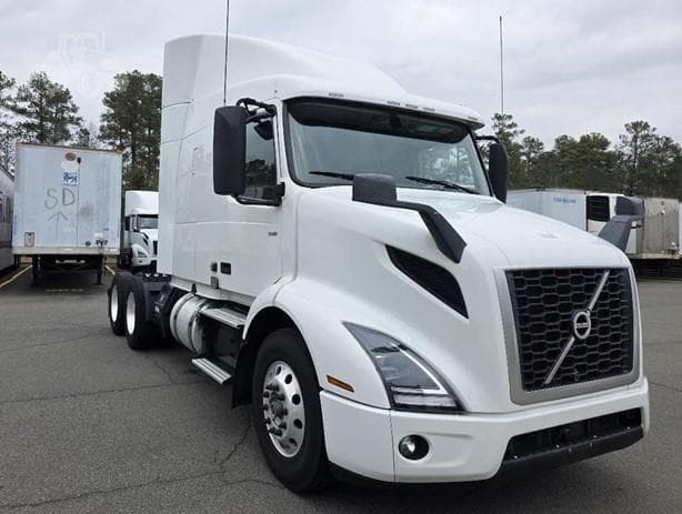 2021 Volvo VNR64T640 thumbnail 2