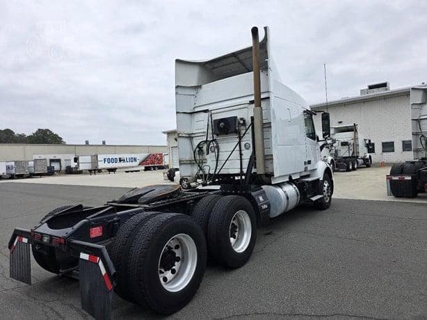 2021 Volvo VNR64T640 thumbnail 3