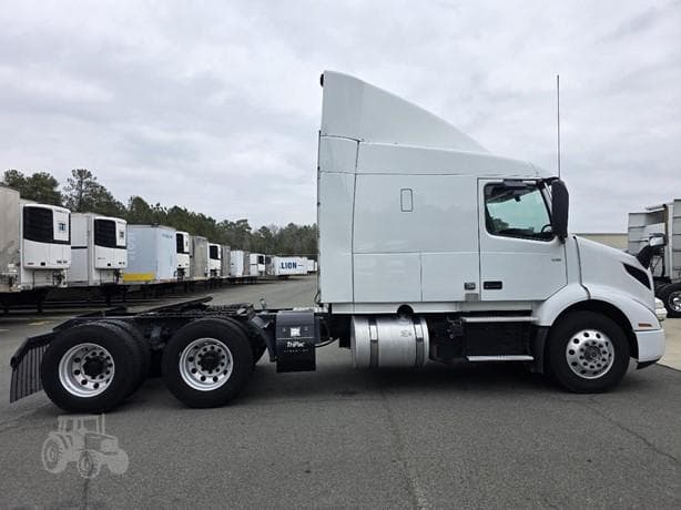 2021 Volvo VNR64T640 thumbnail 4