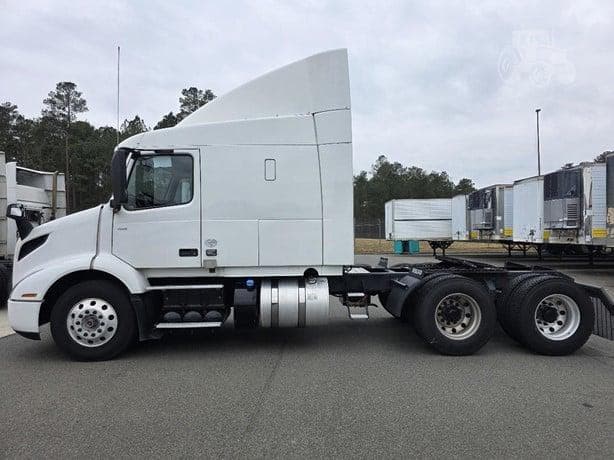 2021 Volvo VNR64T640 thumbnail 5