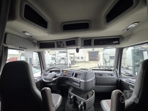 2021 Volvo VNR64T640 thumbnail 7