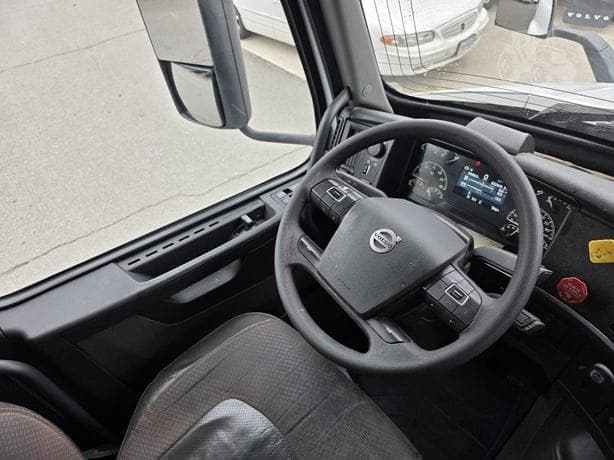 2021 Volvo VNR64T640 thumbnail 8