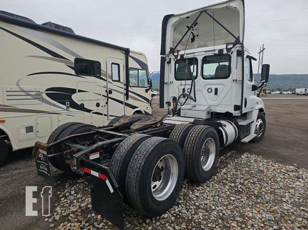2018 Freightliner Cascadia 125 thumbnail 3