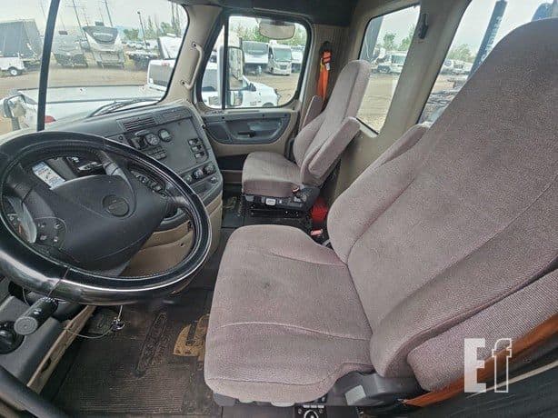 2018 Freightliner Cascadia 125 thumbnail 4