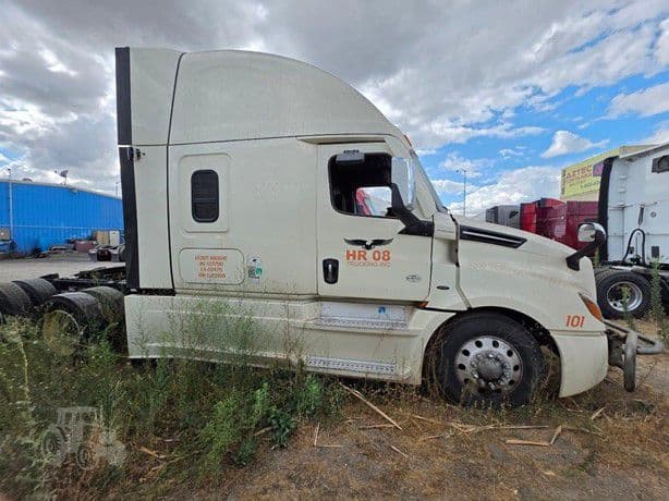 2020 Freightliner Cascadia 126 thumbnail 2