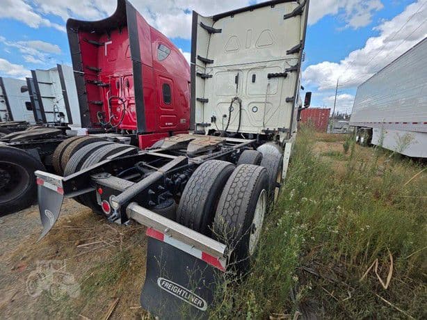 2020 Freightliner Cascadia 126 thumbnail 3