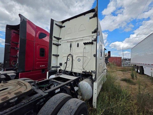 2020 Freightliner Cascadia 126 thumbnail 4