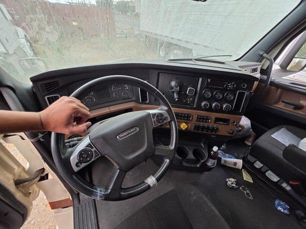 2020 Freightliner Cascadia 126 thumbnail 7