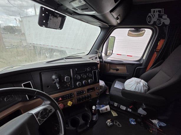 2020 Freightliner Cascadia 126 thumbnail 8