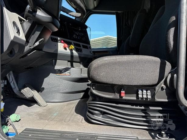 2019 Freightliner Cascadia 126 thumbnail 10