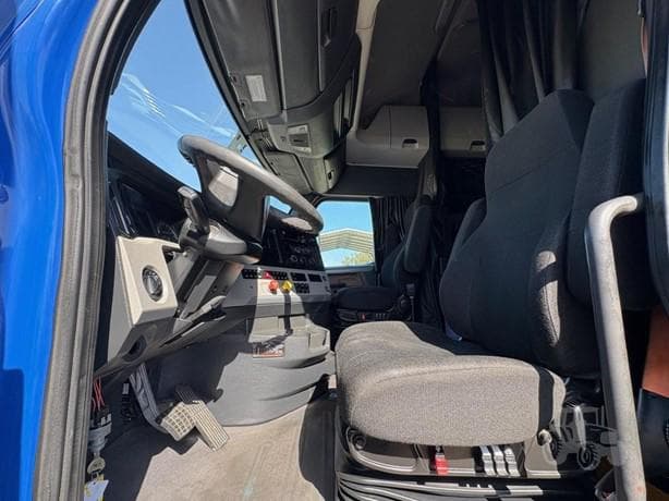 2019 Freightliner Cascadia 126 thumbnail 11