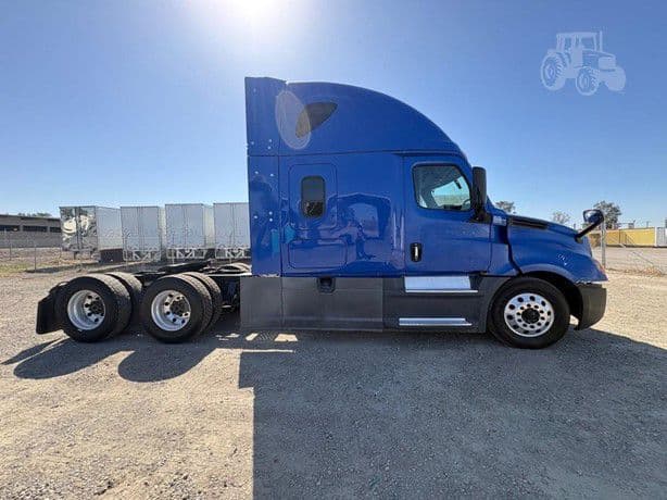 2019 Freightliner Cascadia 126 thumbnail 3