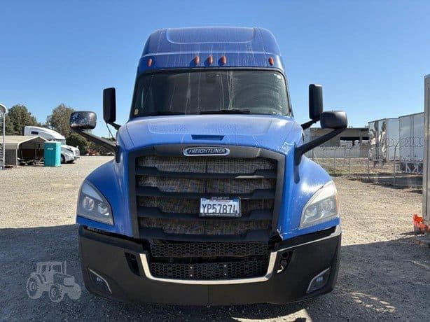 2019 Freightliner Cascadia 126 thumbnail 4