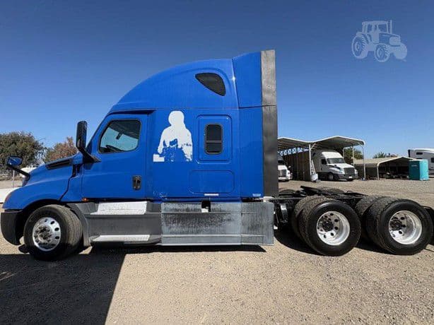 2019 Freightliner Cascadia 126 thumbnail 7