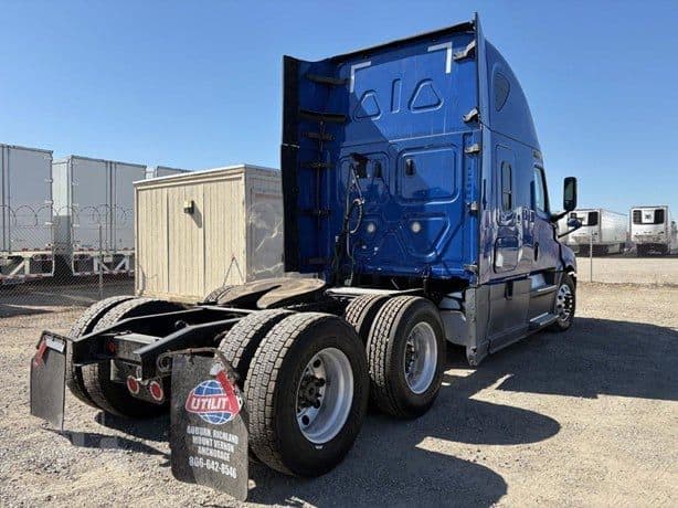 2019 Freightliner Cascadia 126 thumbnail 8