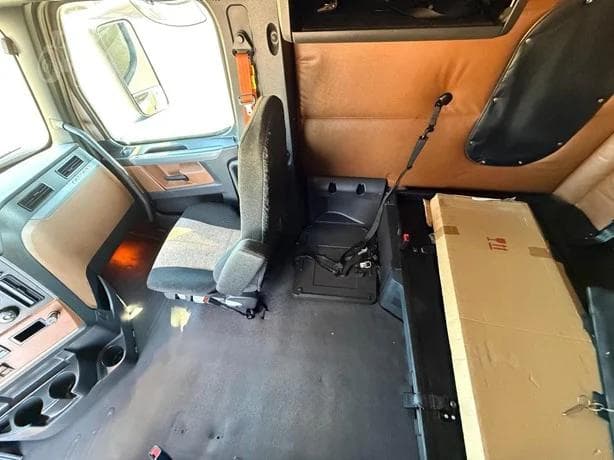 2018 Freightliner Cascadia 126 thumbnail 10