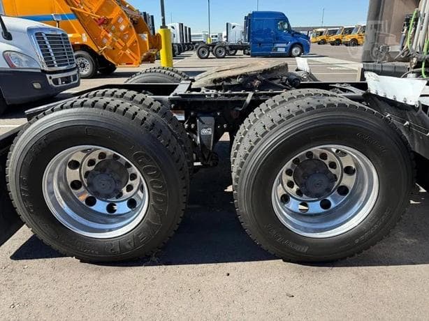 2018 Freightliner Cascadia 126 thumbnail 11