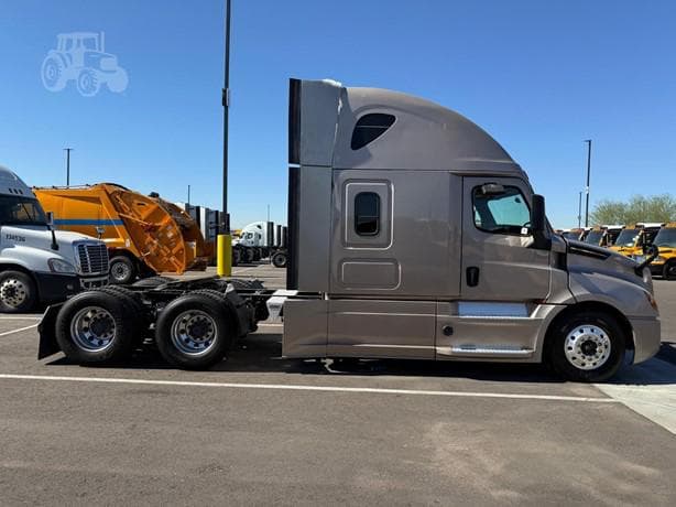2018 Freightliner Cascadia 126 thumbnail 2