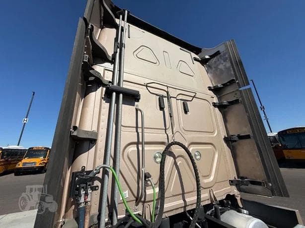 2018 Freightliner Cascadia 126 thumbnail 5
