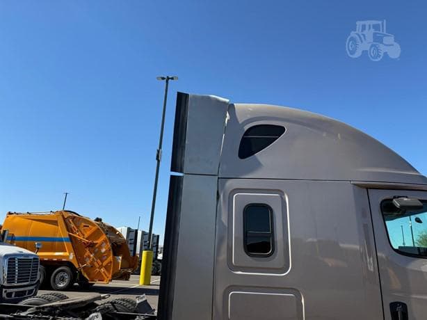 2018 Freightliner Cascadia 126 thumbnail 7