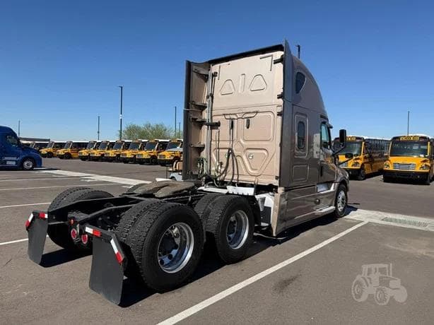 2018 Freightliner Cascadia 126 thumbnail 9
