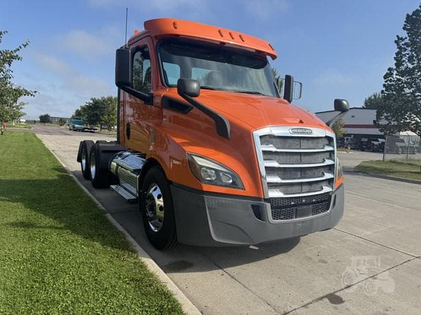 2019 Freightliner Cascadia 116 thumbnail 2