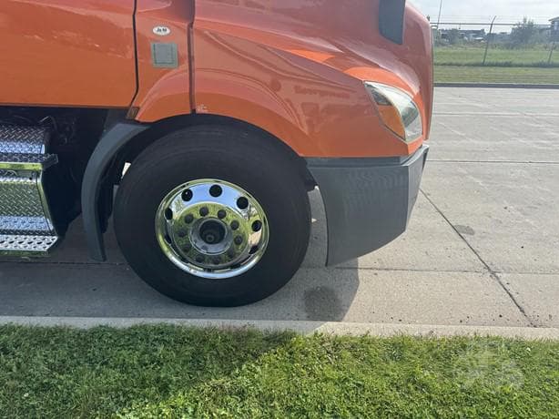 2019 Freightliner Cascadia 116 thumbnail 3