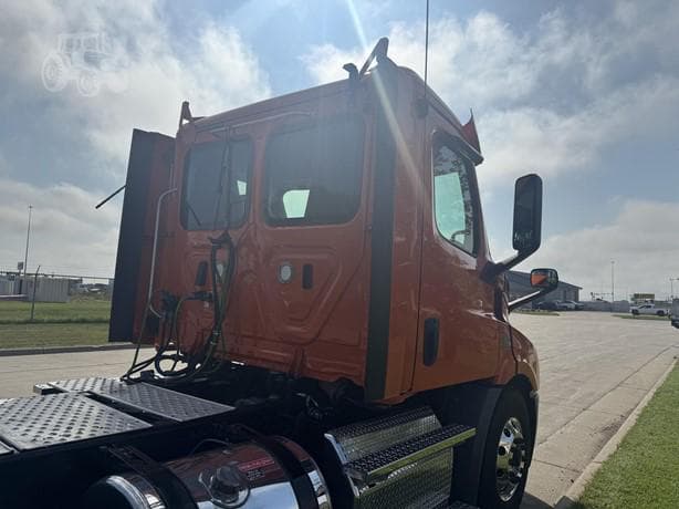 2019 Freightliner Cascadia 116 thumbnail 9