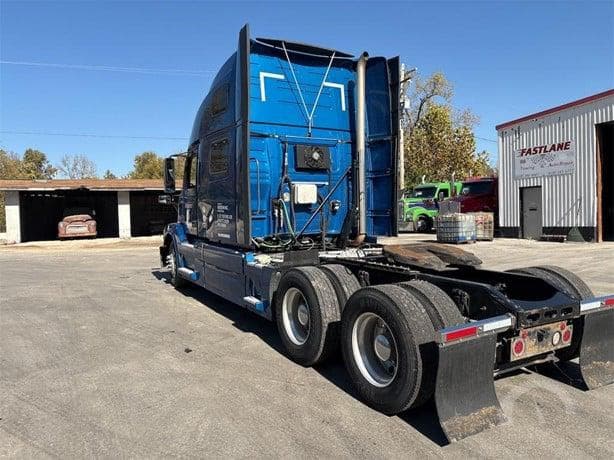 2016 Volvo VNL64T780 thumbnail 5